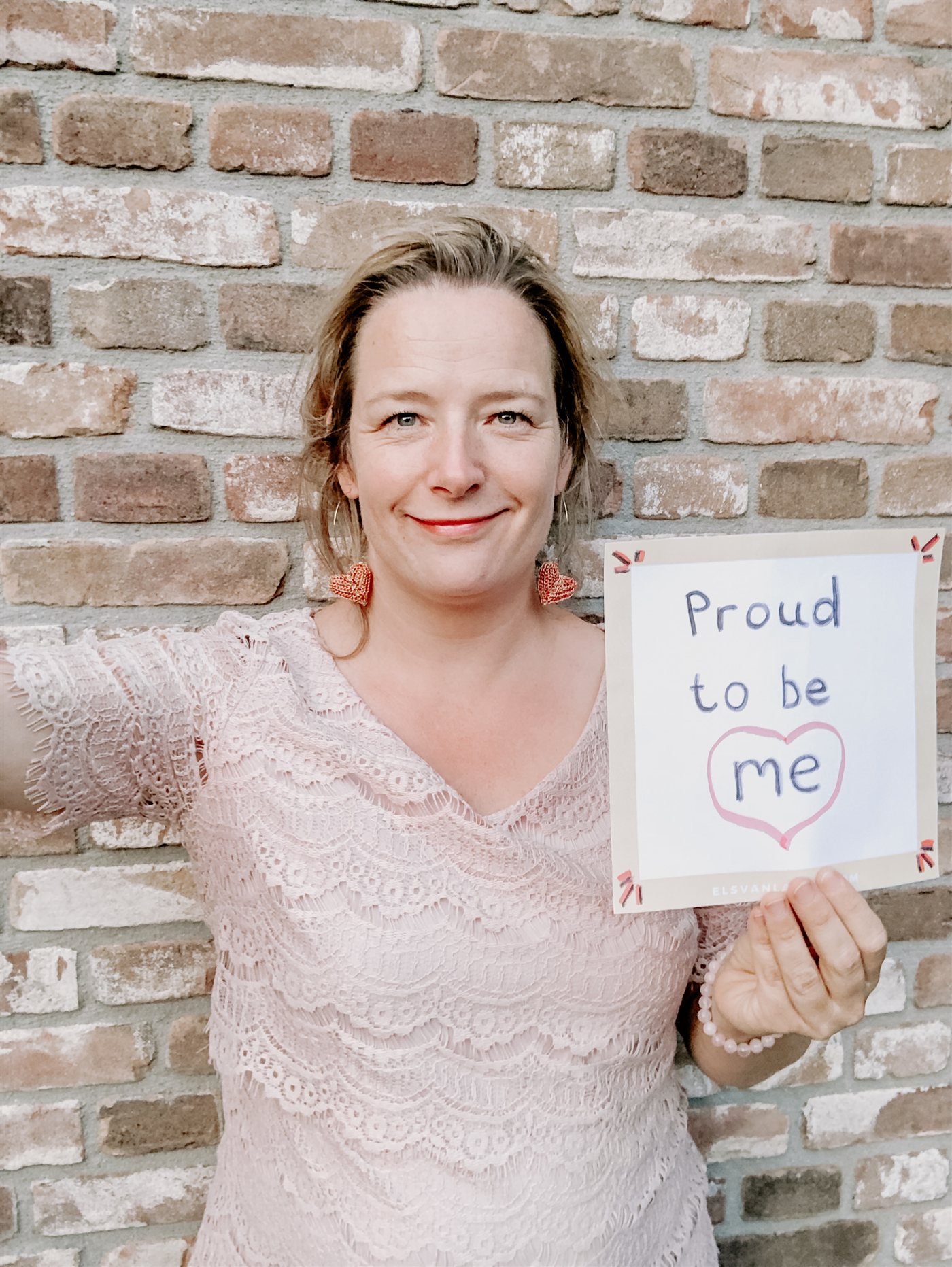 Hiltje, huisarts, coach en initiatiefnemer van de IK GA LEVEN-cursus, met een briefje met 'Proud to be me'